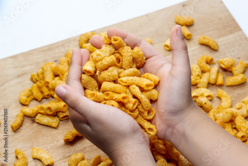 Quadro su tela wo Cupped Hands Holding Macaroni Snacks