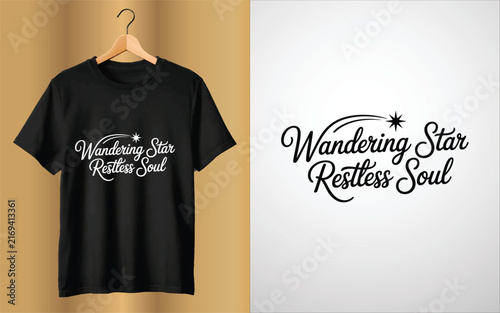 Foto Black t-shirt displaying a white of a shooting star with the text wandering star