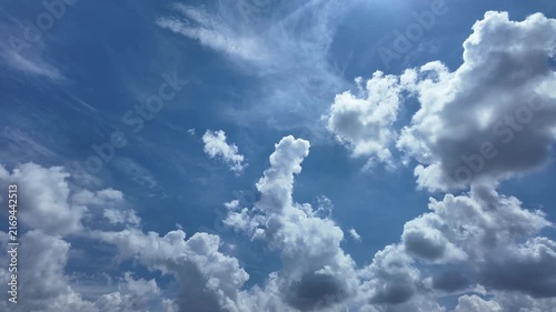 陽光を受けながら流れて行く雲