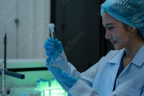 Fotografie Biomedical scientists analyze chemical samples a microscope, advancing vaccine development, biotechnology, medical research, disease prevention, and healthcare innovation