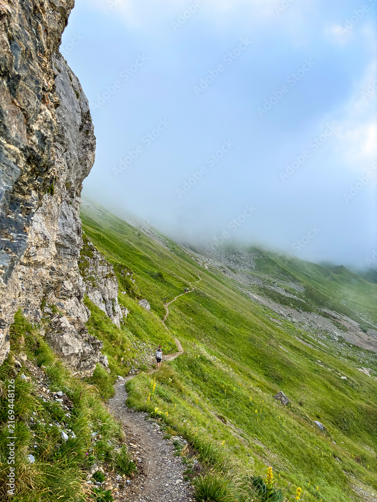 Fototapeta premium Hiking trail in alpine fog above Les Contamines-Montjoie, France
