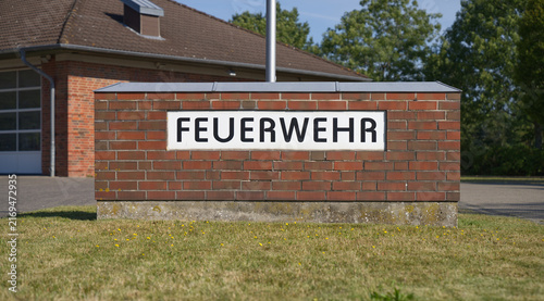 Mauer mit Feuerwehr Schild