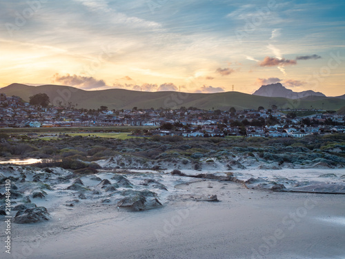 Cuadro en lienzo Morro Bay and Morro Rock at sunrise beyond coastal dunes