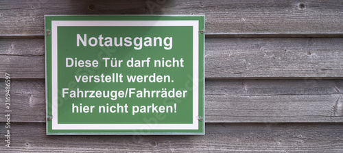 Konstfotografi grünes Schild Notausgang