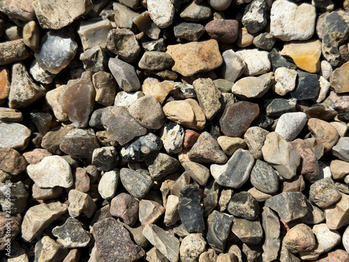 фотографія Natural gravel and colorful stone texture background in sunlight