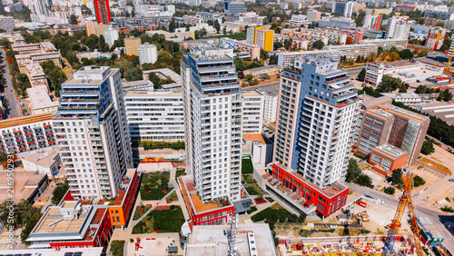 Fotografía Modern buildings in a busy city with plenty of green spaces