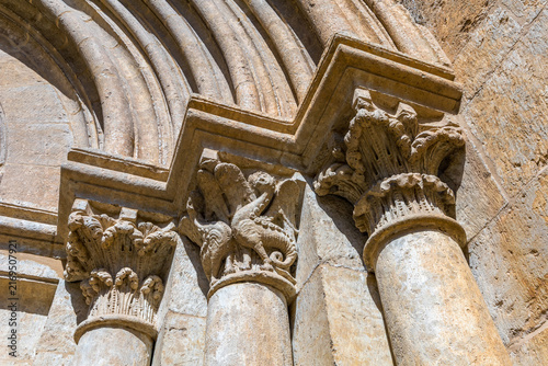 Cuadro en lienzo Intricate stone capitals with mythical creatures and floral carvings adorn medie