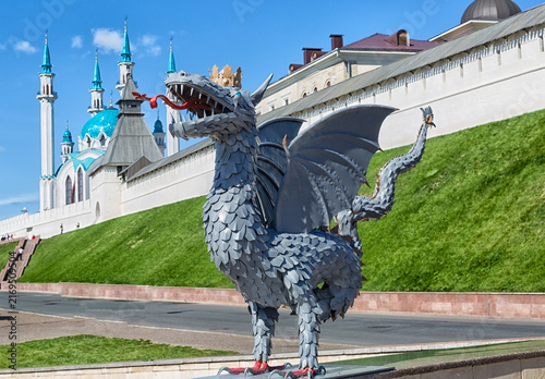 Foto Metal sculpture of Zilant on the background of Kazan Kremlin with Qol Sharif Mos