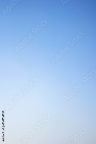 Fotografía Seamless clear blue sky gradient background with a smooth transition from vibrant azure to soft pale white, perfect for clean atmospheric overlays and versatile graphic design