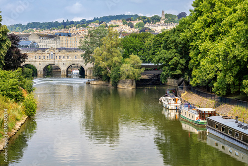 Pulteney Bridge über den Fluss Avon in Bath