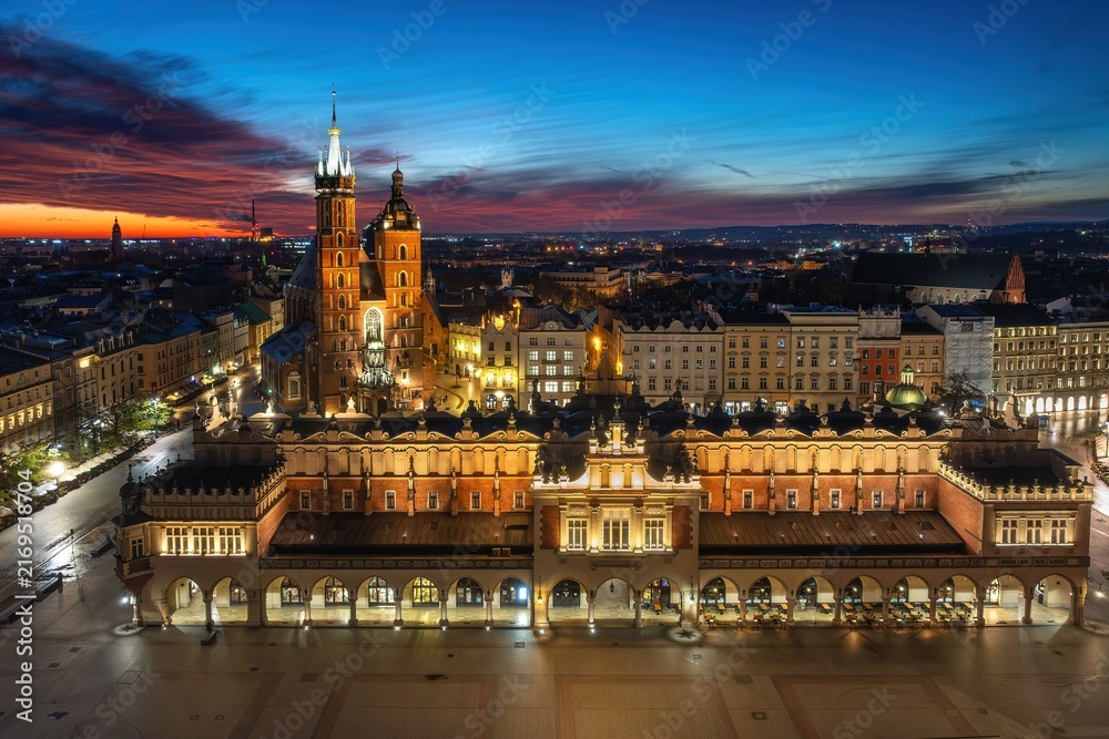 Obraz premium Krakow Main Market Square at blue hour, Poland