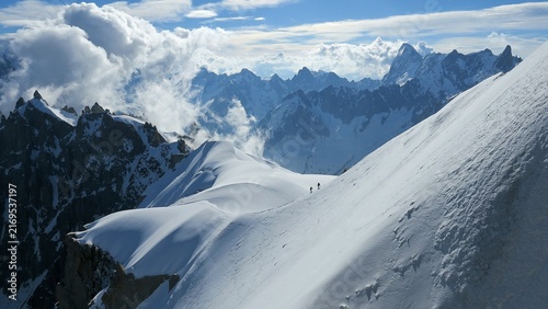 Obraz na plátně Climbers on a snowy ridge viewed from the Aiguille du Midi observation deck