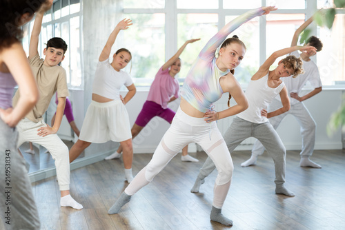 Canvas Print Teenagers in dance hall learn new moves