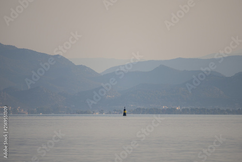 Obraz na płótnie A minimalist view of a black and yellow maritime buoy floating in calm sea water