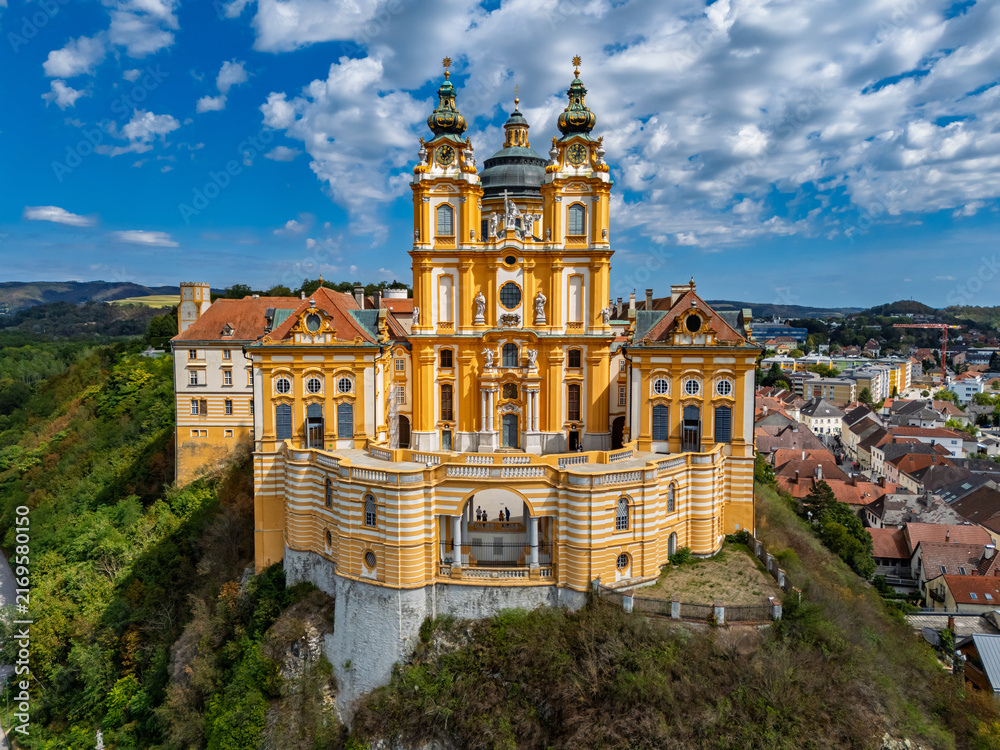 Obraz premium Benediktiner Abtei Melk in der Wachau in Niederösterreich von oben