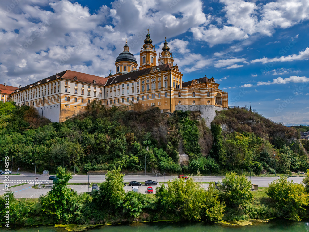 Fototapeta premium Benediktiner Abtei Melk in der Wachau in Niederösterreich von oben