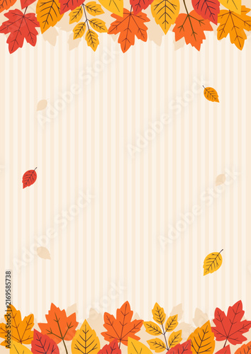 秋の背景、紅葉した秋の葉とベージュのストライプ背景