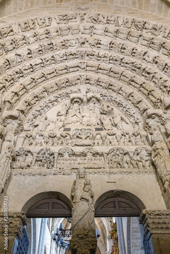 Fotografía An ornate gothic stone portal features intricate sculptural reliefs and religiou