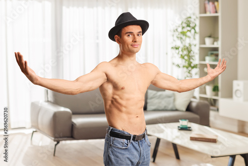 Konstfotografi Shirtless muscular man wearing a fedora hat