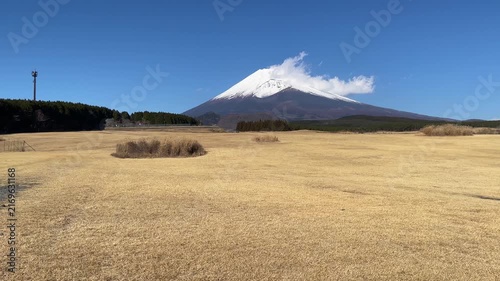 静岡県裾野市から見る雪に覆われた富士山