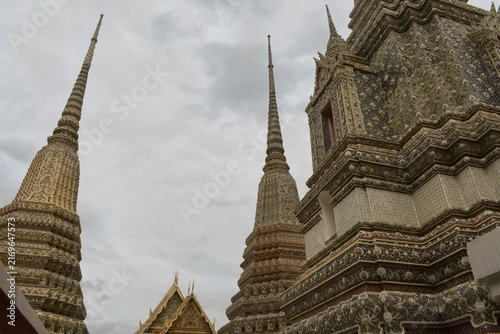 Konstfotografi low angle view of towering ornate royal ceramic mosaic stupas and spires of 'phr