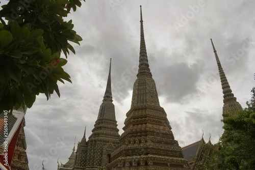 Konstfotografi low angle view of towering ornate ceramic tiled chedis and stupas at wat pho the