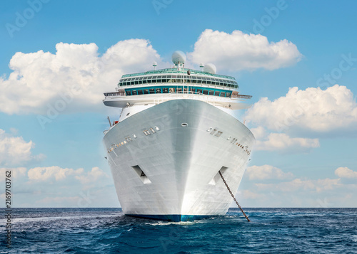Foto Front View of Large Luxury Cruise Ship on Open Sea