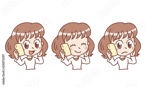 スマートフォンで電話をする女性キャラクターの表情違いイラスト（通話・相談）