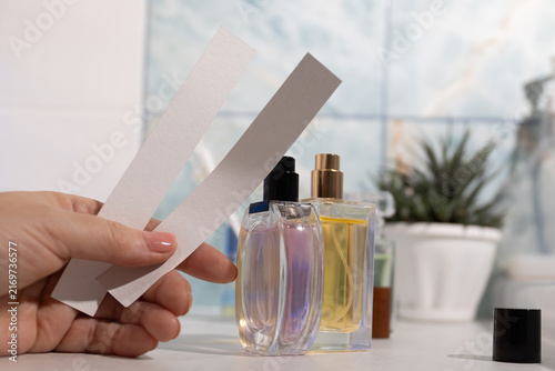 Bild auf Leinwand Hand-held blotter strips test fragrances to compose complex aroma blends