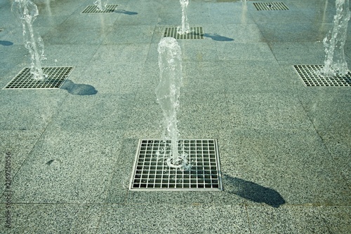 Fotografía Ground water fountain jet on granite pavement