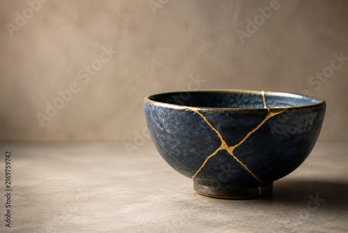 Plakat 金色の継ぎ目で修復した藍色の陶器の器