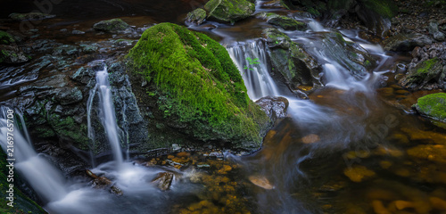Canvastavla Idyllischer Bachlauf in der Steinklamm im Bayerischen Wald mit seidenweichen Was