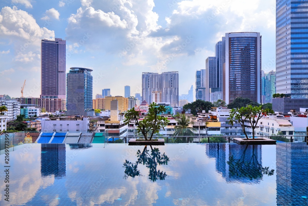 Obraz premium Kuala Lumpur modern city skyline of Brickfields district with reflection in infinity pool. Kuala Lumpur, Malaysia.