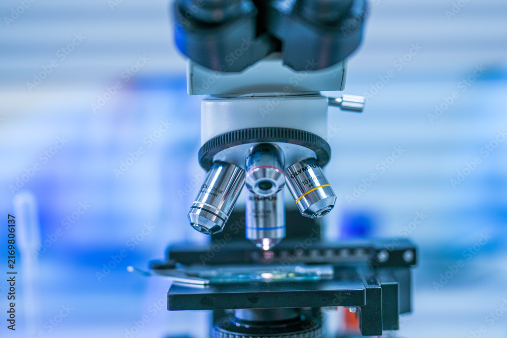 Naklejka premium Scientific glassware and sample tubes on a laboratory bench arranged inside a university biotechnology laboratory, concentrating on precise and repeatable scientific measurement work.