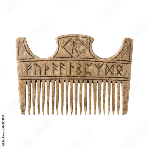 Foto Ancient bone comb with runic inscriptions on transparent background