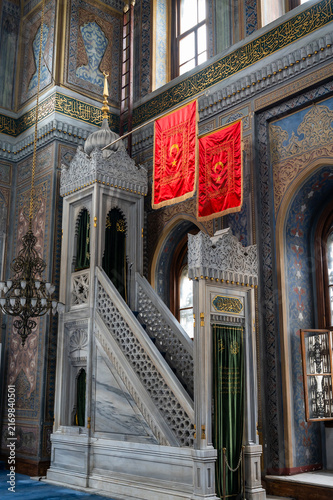 Foto Grand staircase leads to an ornate upper level