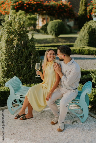 Fotografía Elegant couple enjoying a joyful moment in a serene garden setting
