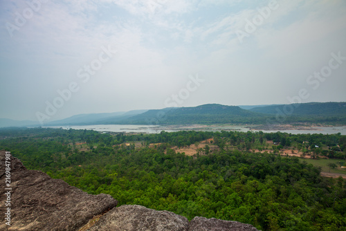 Foto Scenic high angle view of lush green forest, wide river, and distant mountains u
