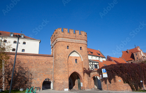 Plakat w ramie Gotycka brama w Toruniu, Polska. Gothic gate in Torun, Poland 