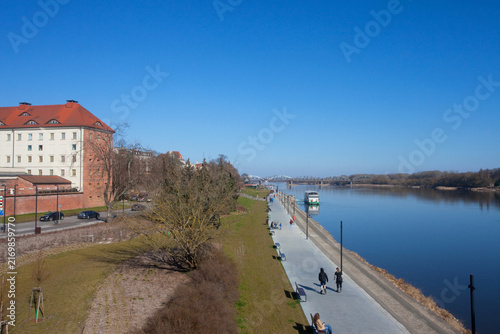 Foto Spacerujący turyści na bulwarze, nad Wisłą, Toruń, Polska, Tourists strolling on