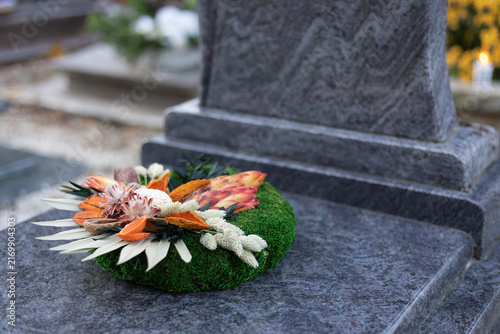 Konstfotografi tombstone wreath side view