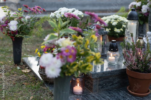 Konstfotografi gravestone burning memorial candle flowers
