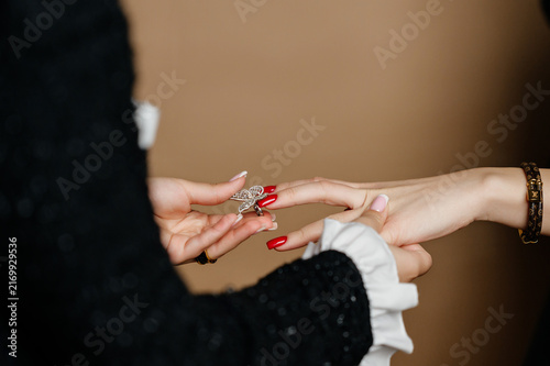 Foto A tender moment of commitment captured as a sparkling diamond ring is carefully