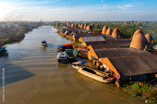 Foto Aerial panoramic view of Mang Thit pottery village with traditional red brick kilns along the river in Vinh Long, Vietnam