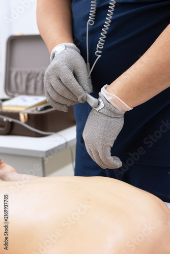 Foto Specialist puts on grey conductive gloves