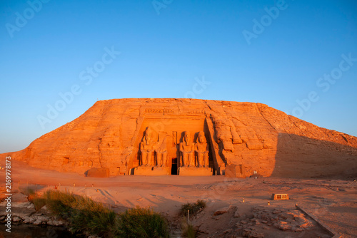 Amanecer en el templo de Ramses II en Abu Simbel, Egipto 