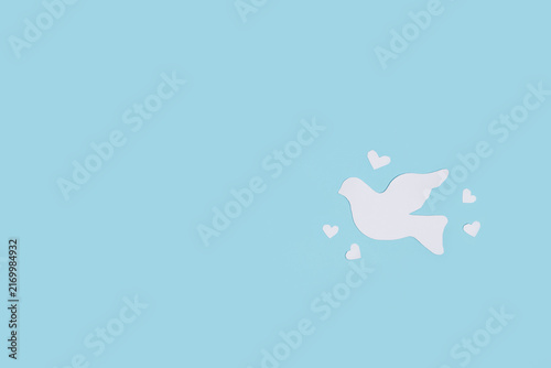 Fotografía white paper dove with hearts symbolizing peace, love, hope, harmony and unity fo