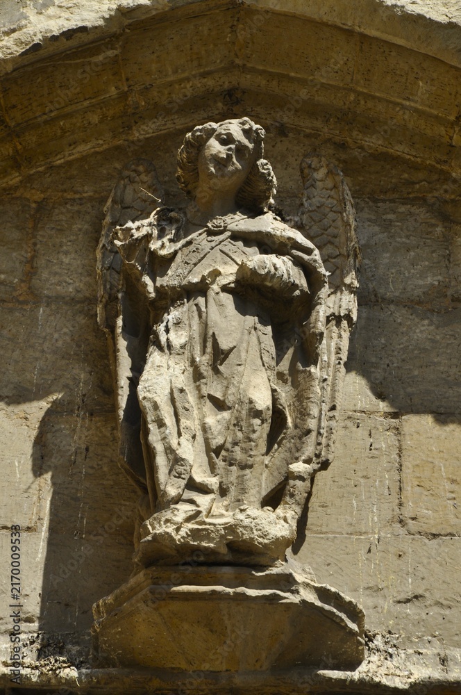 Naklejka premium Escultura de San Miguel Arcángel en la Puerta de El Solar Vitoria