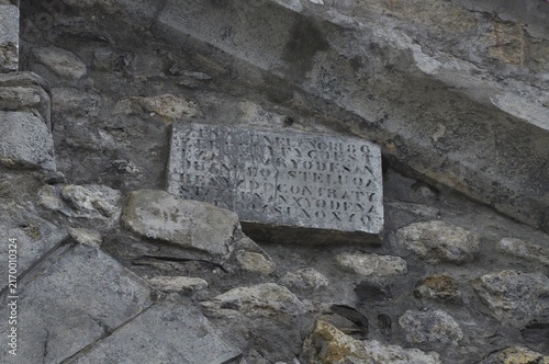 Konstfotografi Cartela conmemorativa en homenaje a los constructores de San Juan de Gaztelugatx