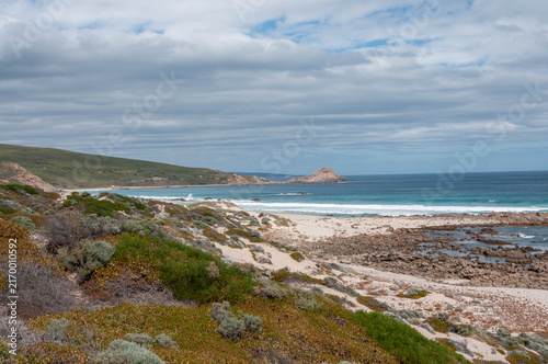 Quadro su tela Western Australian beach with turquoise waves and rocky shore
